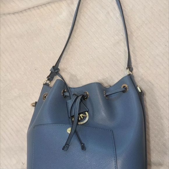 AUTH Michael Kors Greenwich Saffiano Leather Bucket Bag. - Picture 2 of 12